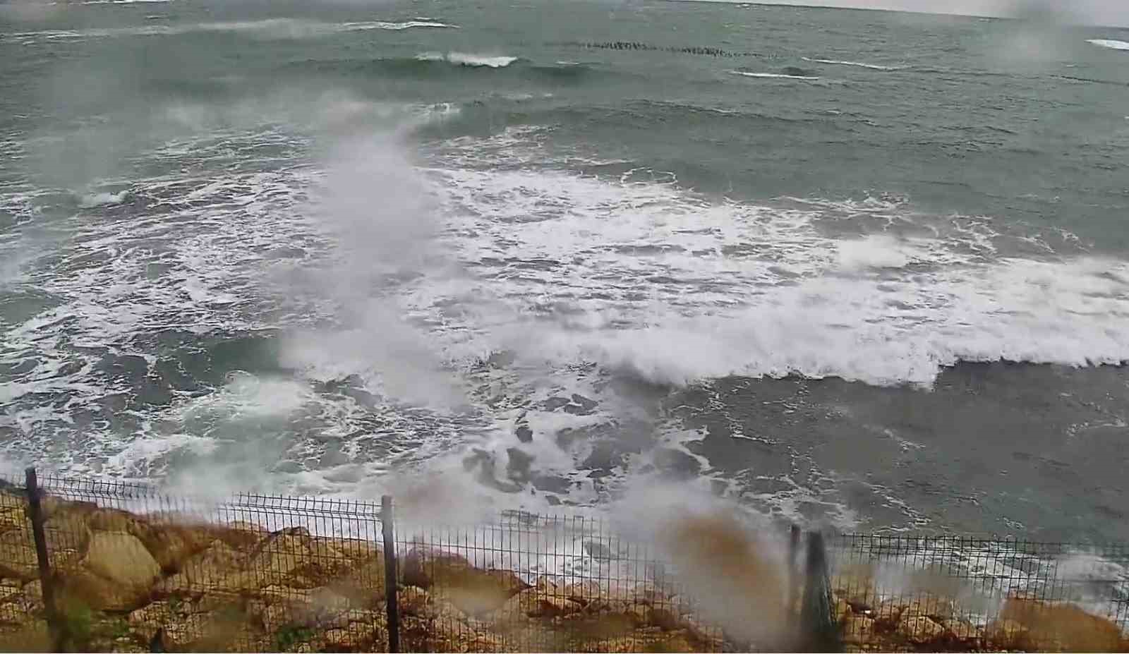 Kocaeli’de fırtına etkili oluyor: Sahillerde dalgalar yükseldi, zirvede yağmur ve sis hakim