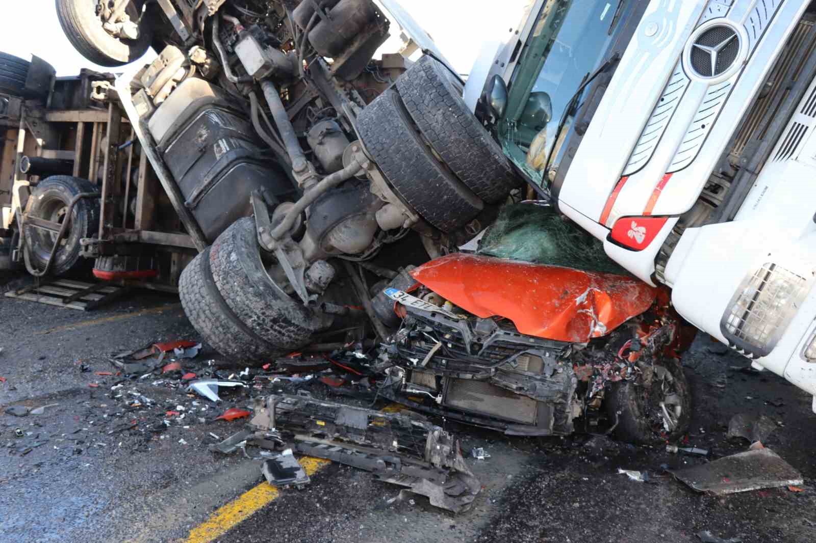 Posof’ta buzda kayan iki tır ve bir otomobil birbirine girdi: 1 yaralı