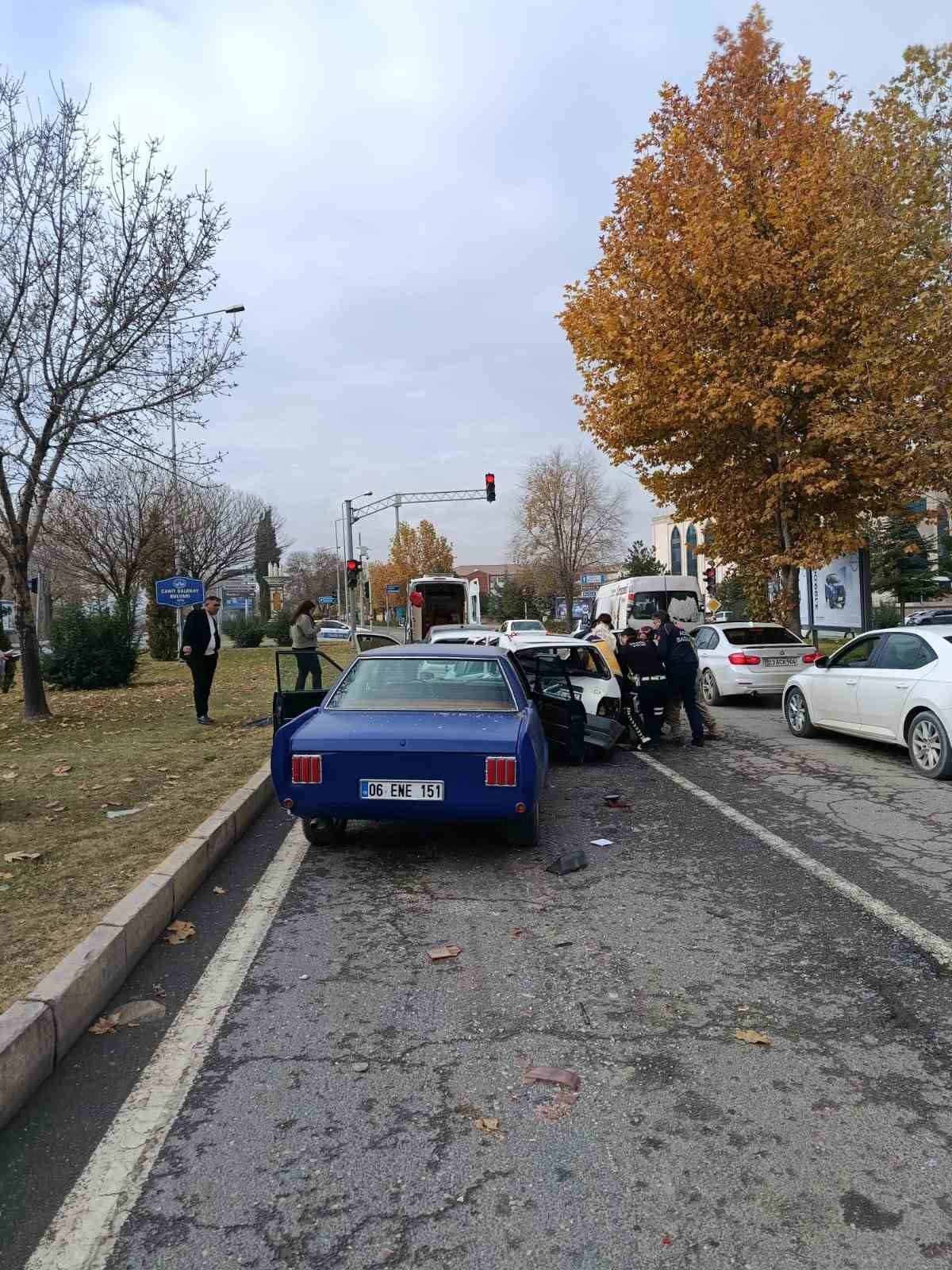 Elazığ&rsquo;da 4 ara&ccedil;lı zincirleme kaza: 1 yaralı
