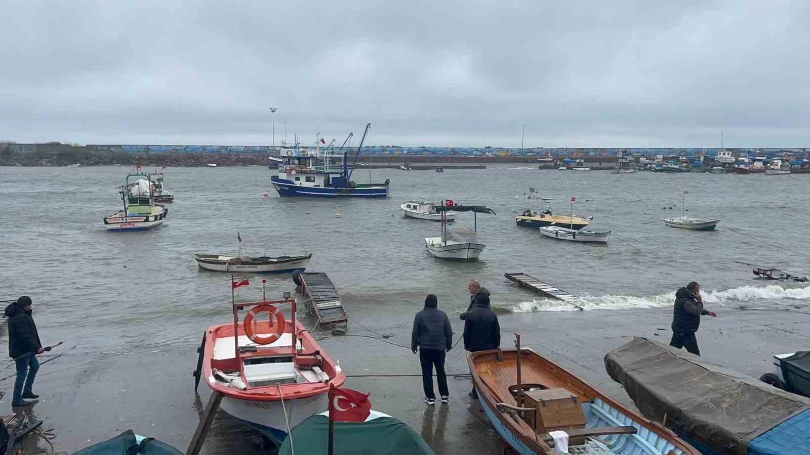 Akçakoca’da fırtına etkili oluyor