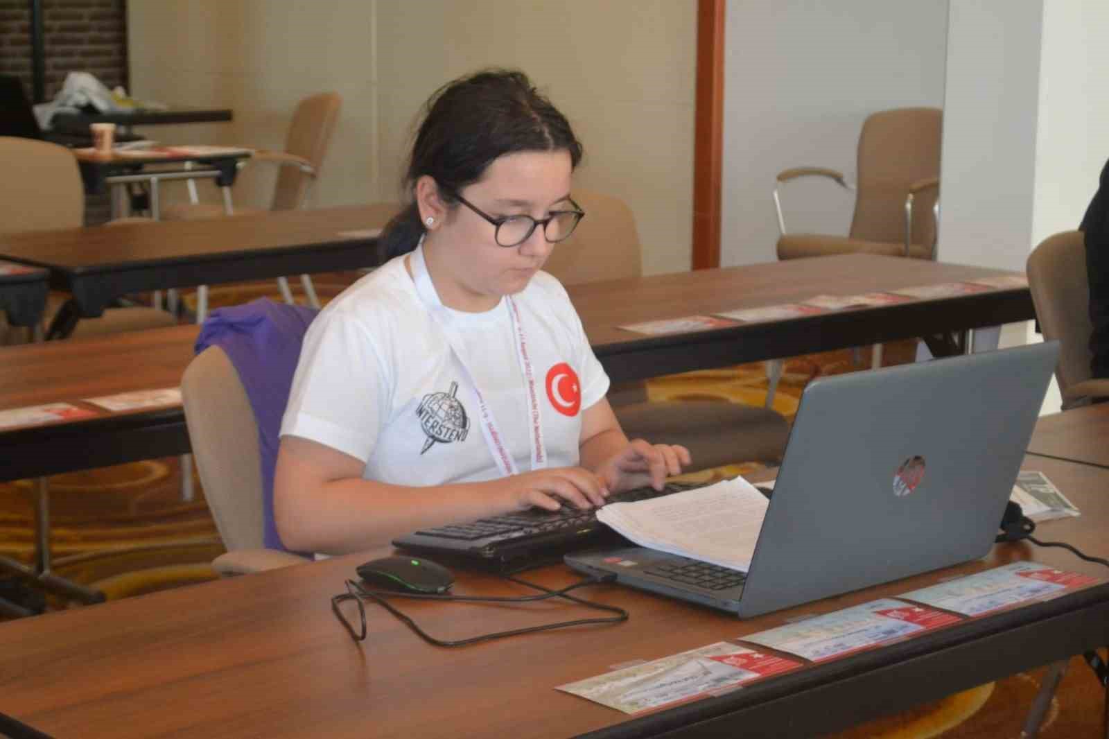 Uluslararası Bilgisayar Klavye Yarışında Türkiye Dünya şampiyonu oldu