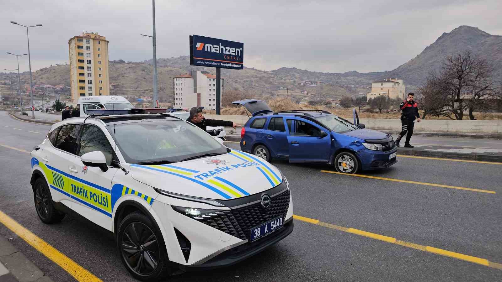 Kayseri’de 3 polis aracına çarparak kaçan şüpheli araç lastiklerine ateş edilerek yakalandı