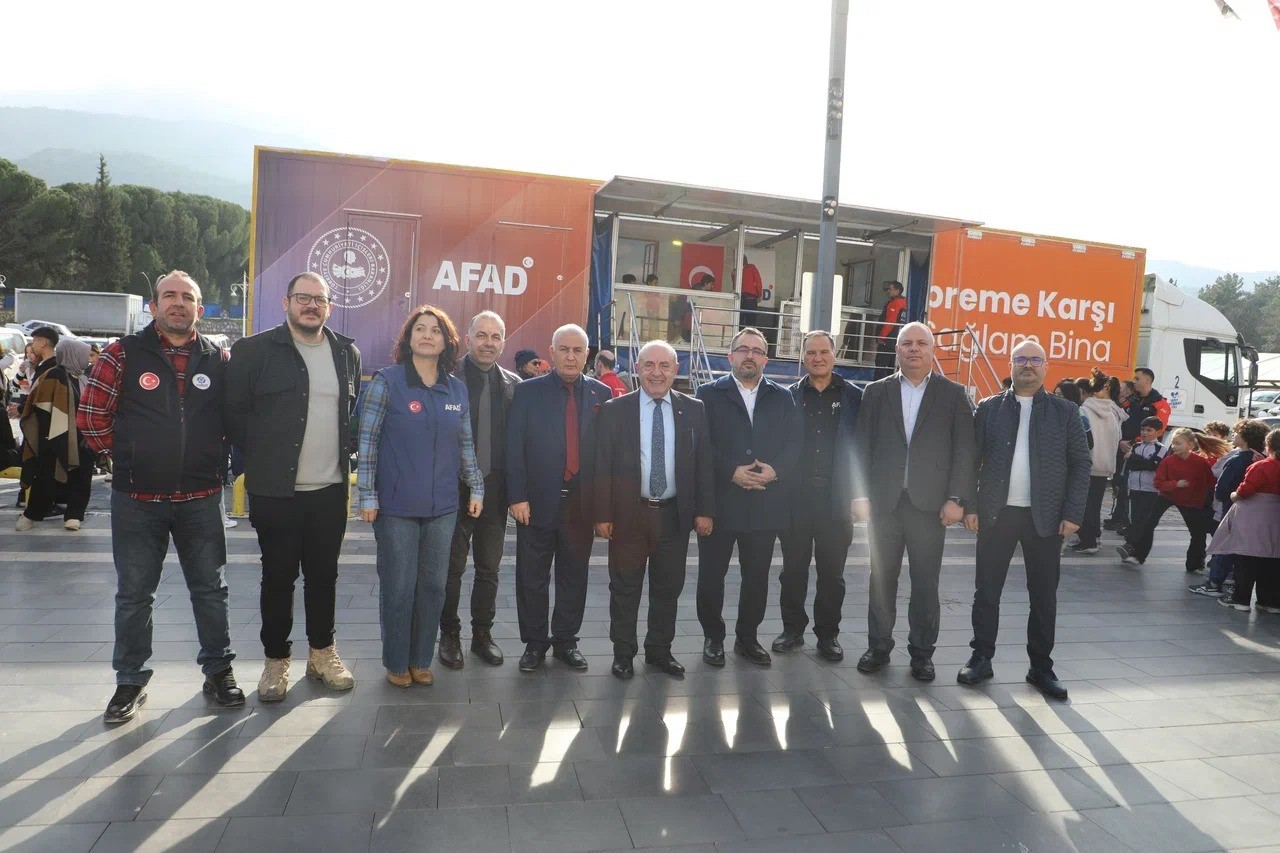 Deprem anı ger&ccedil;ek&ccedil;i bir ortamda canlandırıldı
