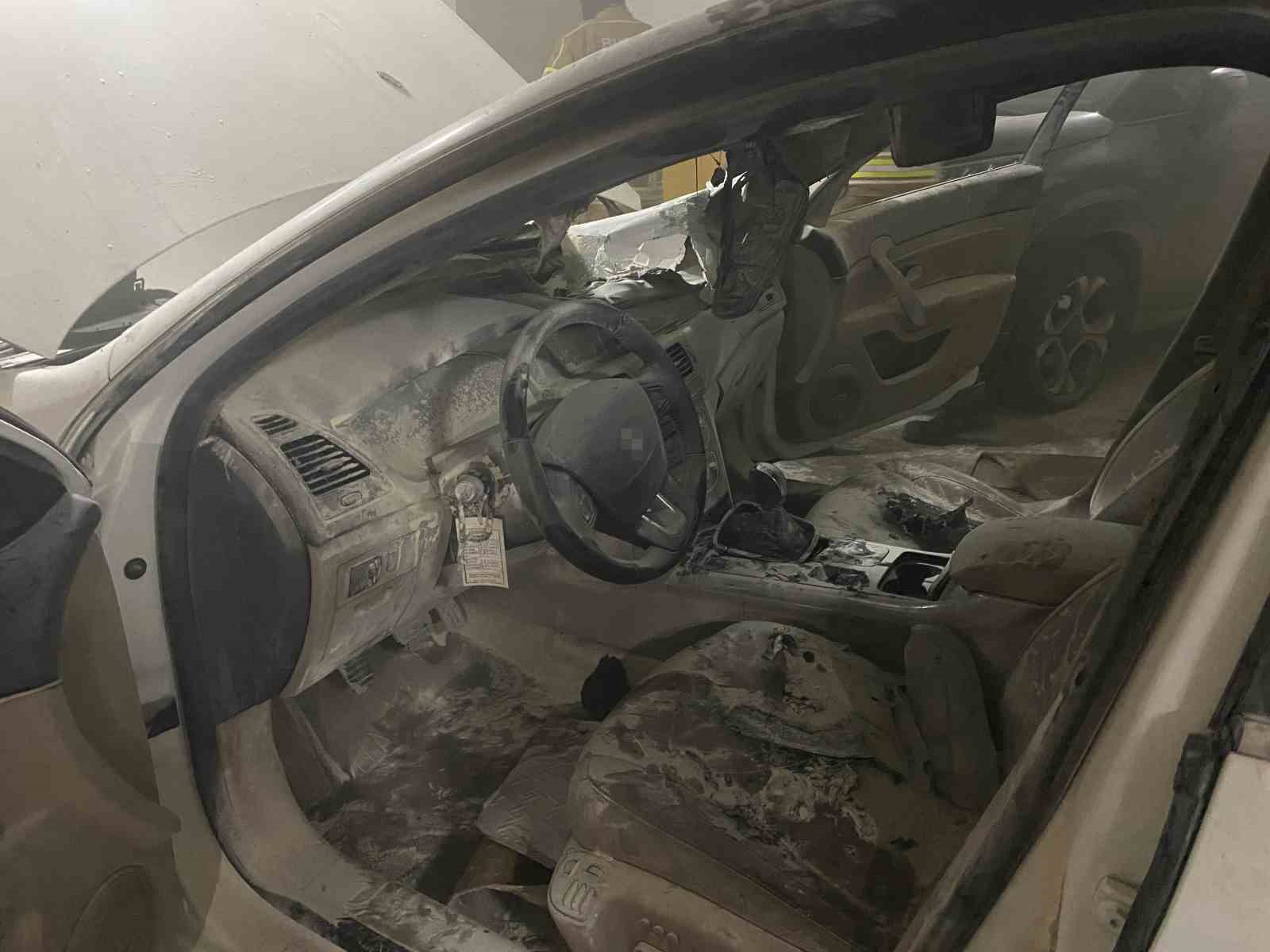 Bursa’da kapalı otoparkta yanan otomobil paniğe neden oldu