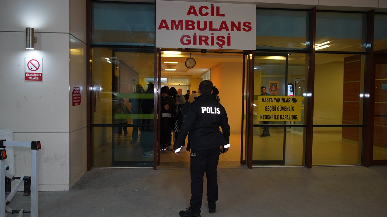 Edirne&rsquo;de "dur" ihtarına uymayan minib&uuml;s 8 kilometrelik kovalamaca sonrası yakalandı: Ara&ccedil;tan 20 g&ouml;&ccedil;men &ccedil;ıktı
