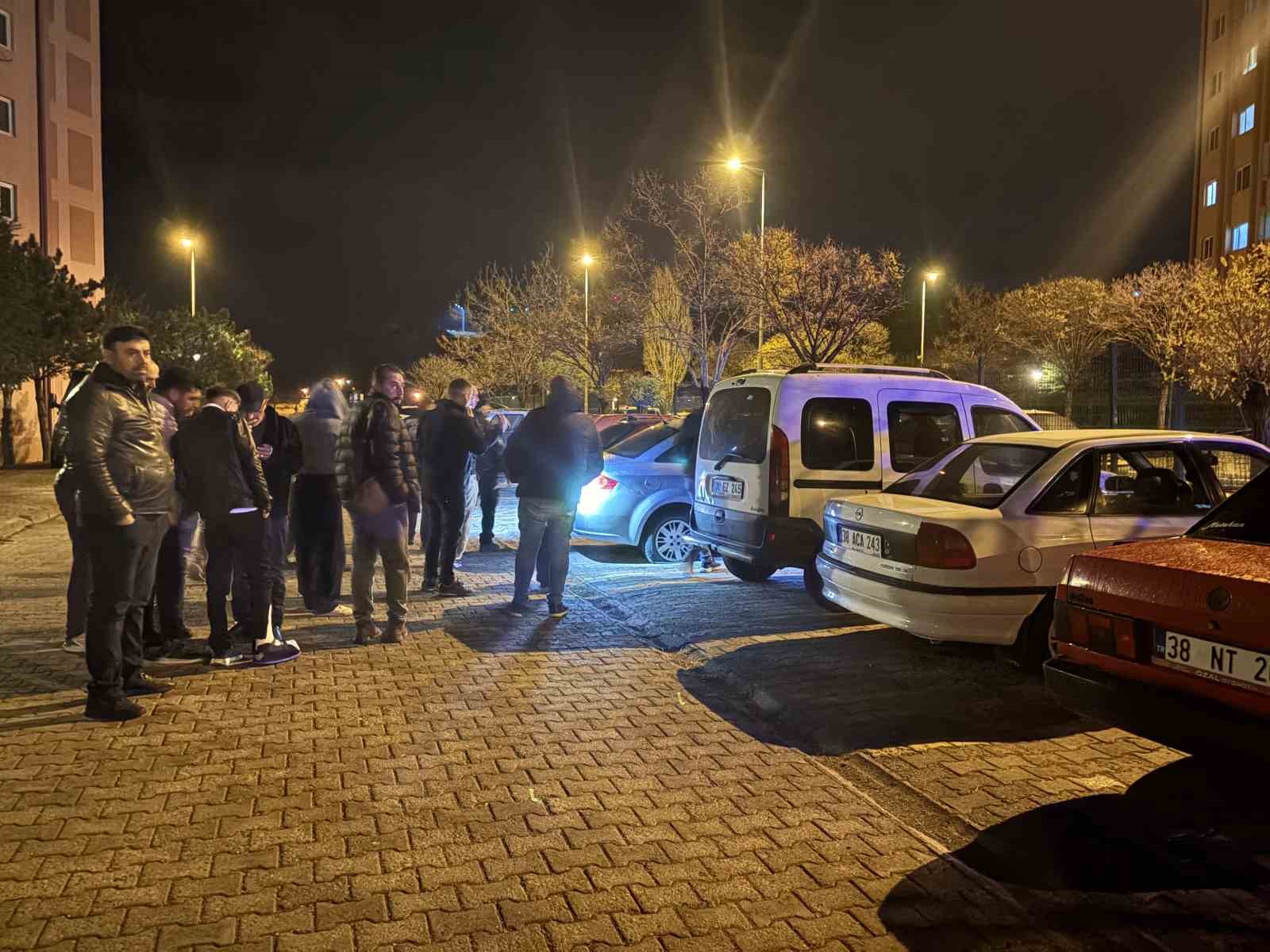 Aynı otoparktaki 5 otomobilin lastiğini kestiler
