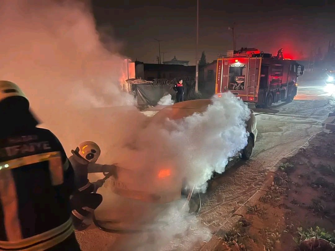 Antakya’da yanan otomobilde hasar oluştu