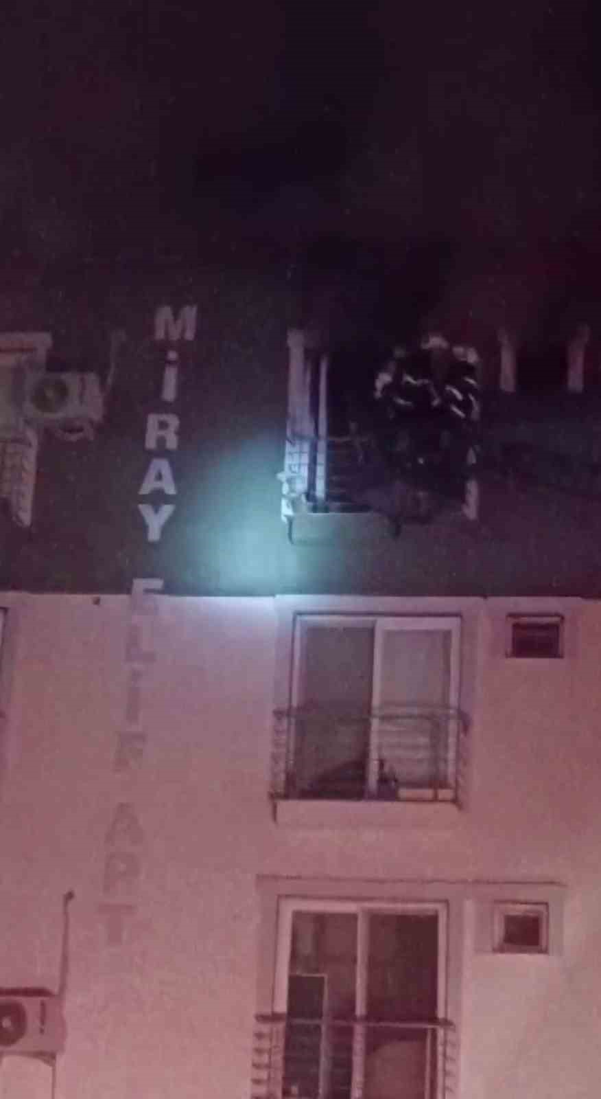 Elektrik kontağından çıkan yangında alevlere teslim olan ev kullanılmaz hale geldi