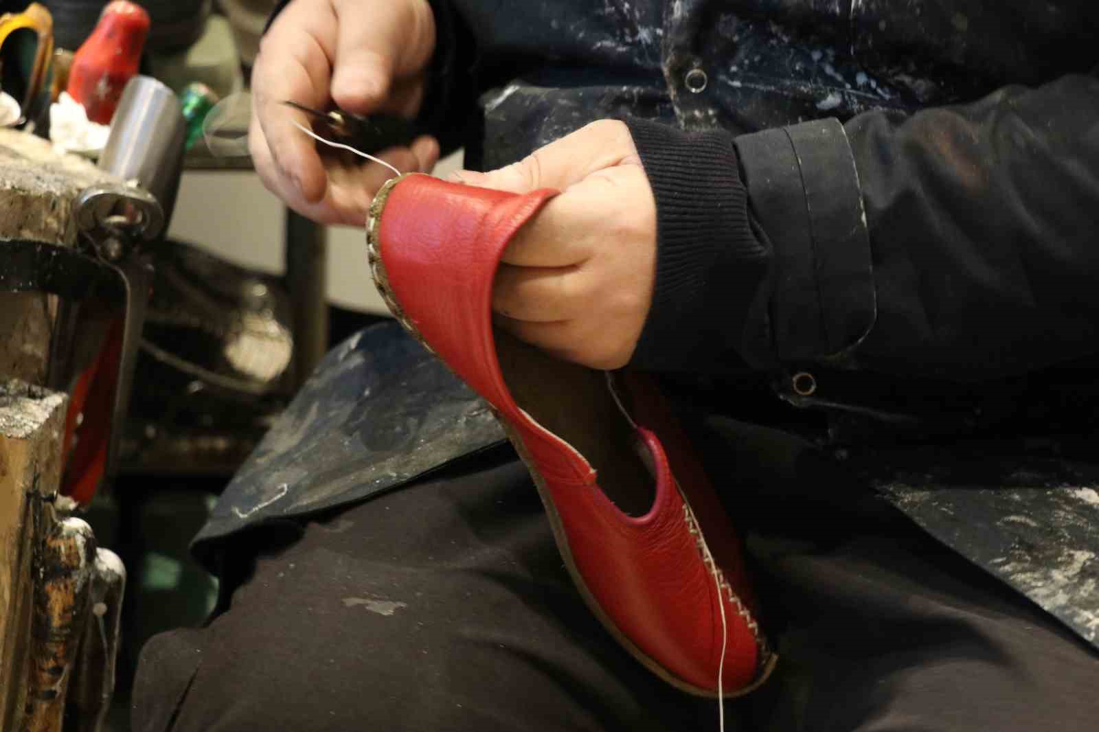 38 yıldır ilmek ilmek işleyerek mesleğini yaşatmaya çalışıyor