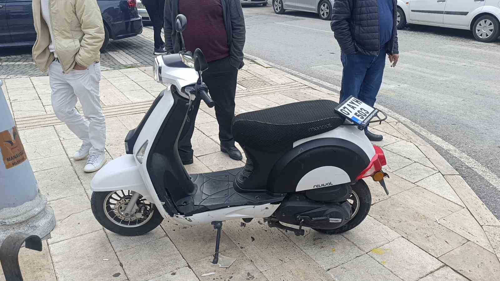 Motosikletler kavşakta &ccedil;arpıştı, 2 kişi yaralandı: Kaza anı kamerada
