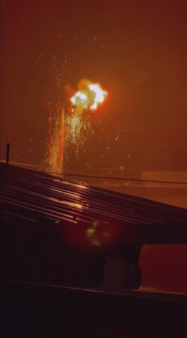 Elektrik kablolarında yaşanan patlama geceyi g&uuml;nd&uuml;ze &ccedil;evirdi
