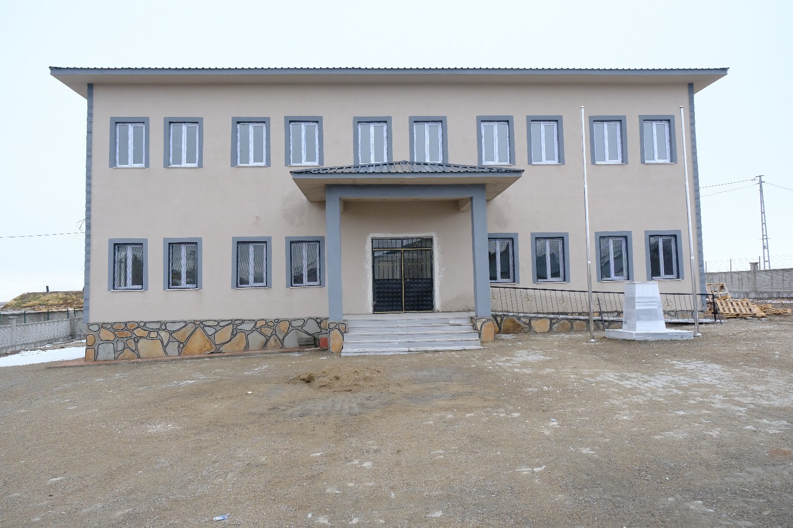 Ağrı&rsquo;da k&ouml;y &ouml;ğrencileri i&ccedil;in modern okul yapıldı
