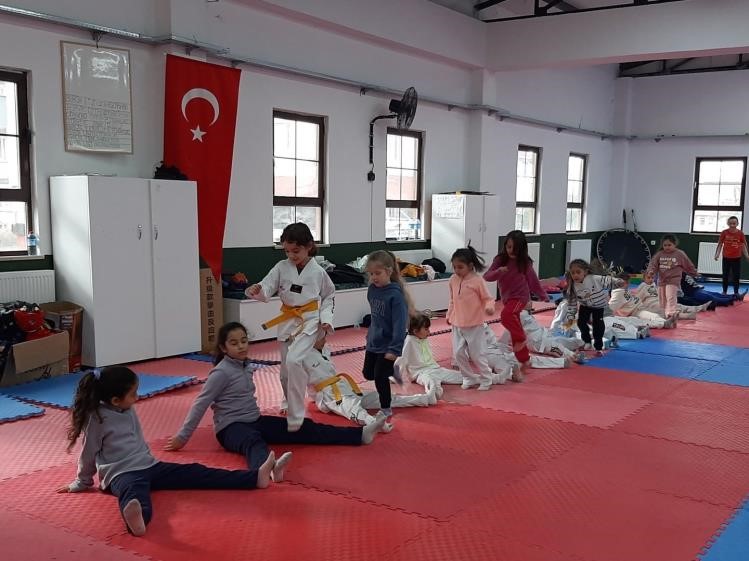 Bilecik’te taekwondo antrenmanları aralıksız sürüyor