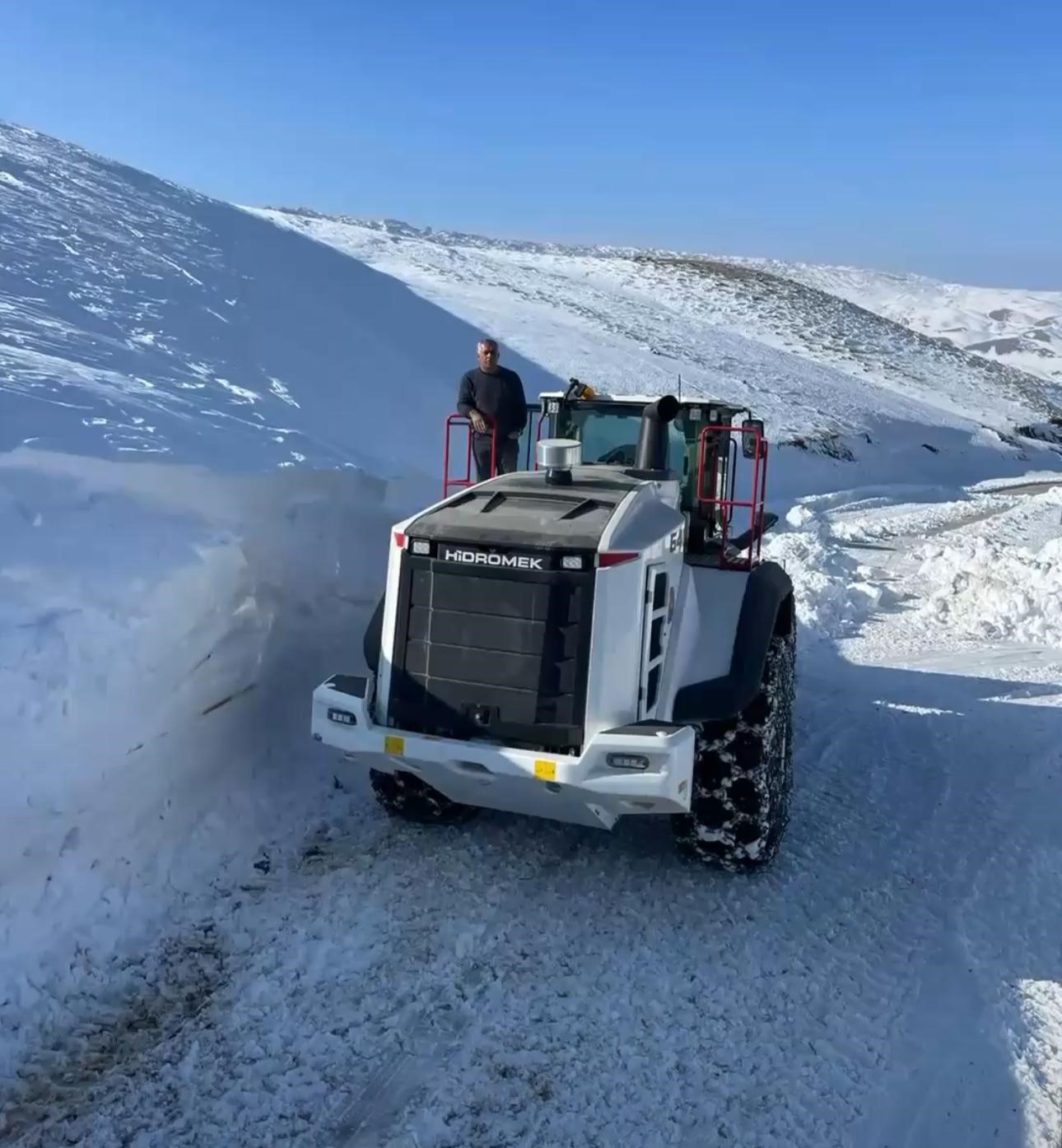 Şırnak’ta kar esareti: Beyaz örtü yarım metreyi geçti