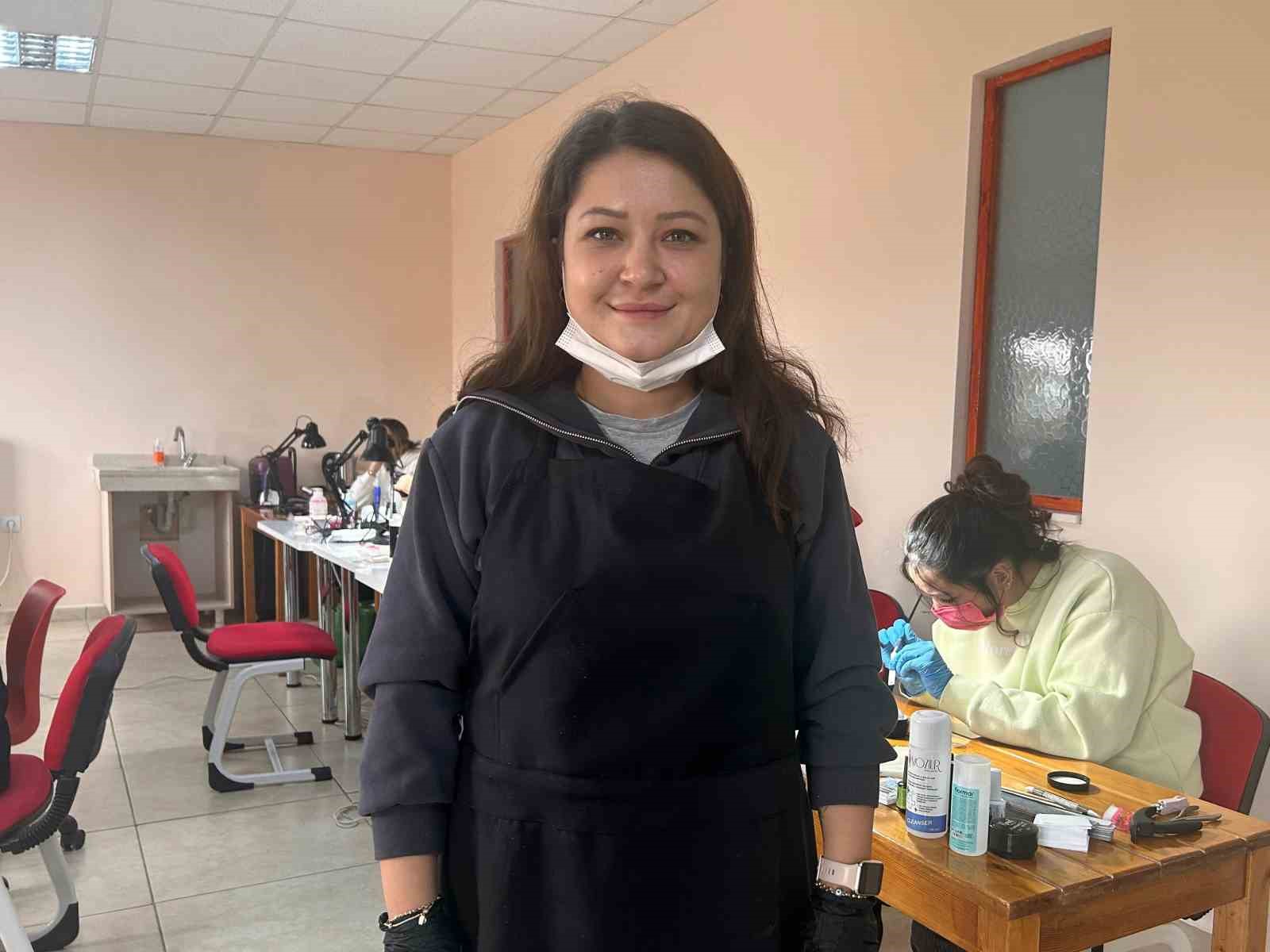 Eskişehir’de Türkiye’nin kamuya ait ilk protez tırnak atölyesi açıldı