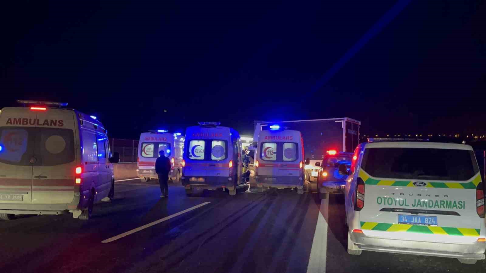 İstanbul TEM Otoyolu’nda sıkışmalı zincirleme kaza: 4 yaralı
