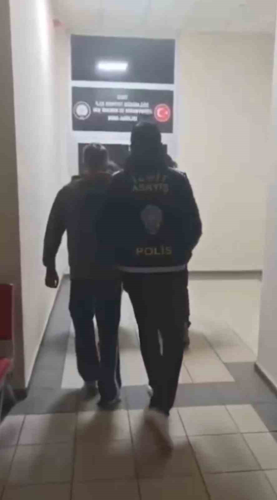 Kocaeli’de duvarlara yasa dışı bahis reklamı yazan 2 şüpheli yakalandı