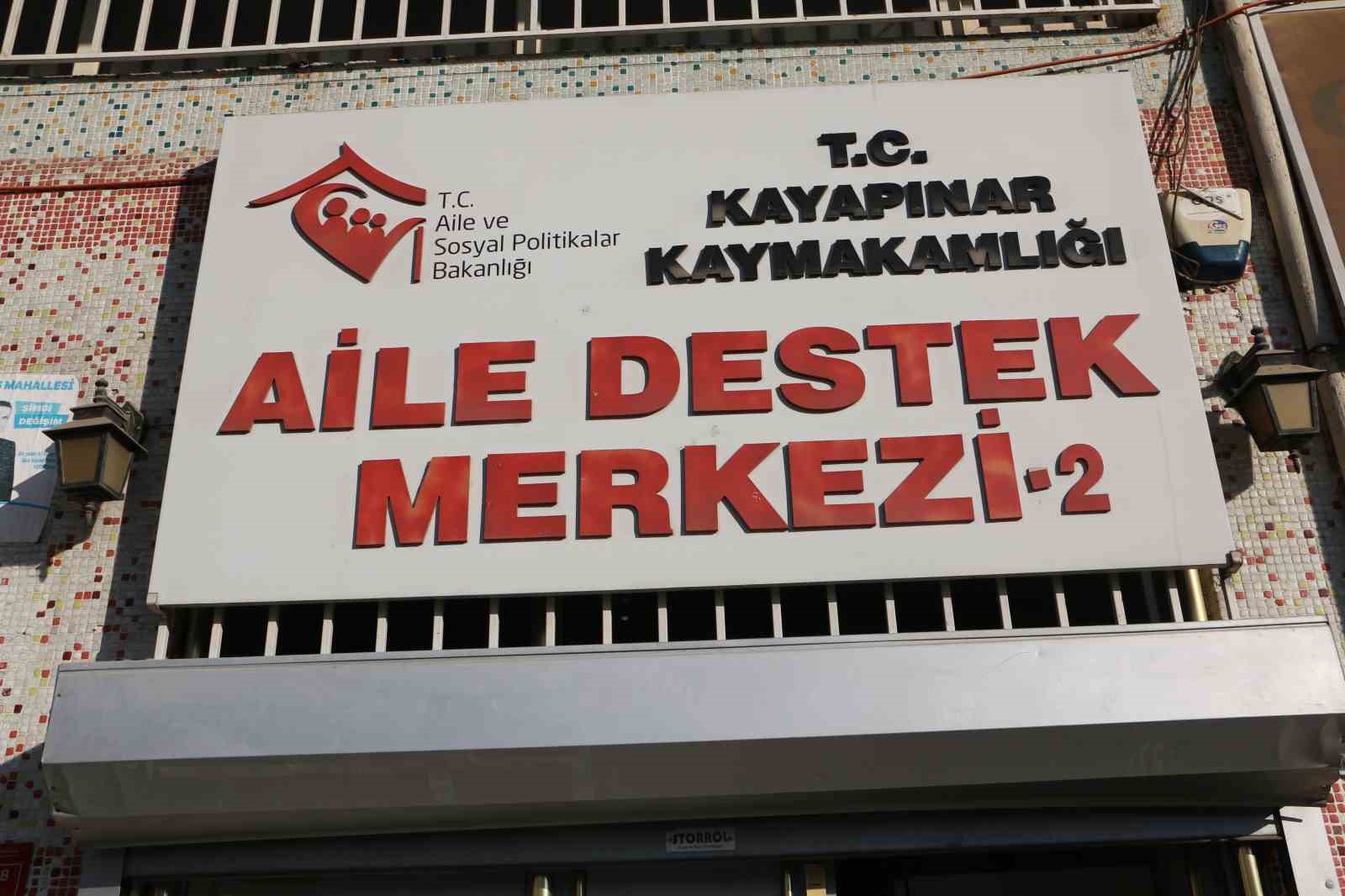 Kadınların el emeğiyle ürettikleri tel kırma şal ve çantalar yoğun ilgi görüyor