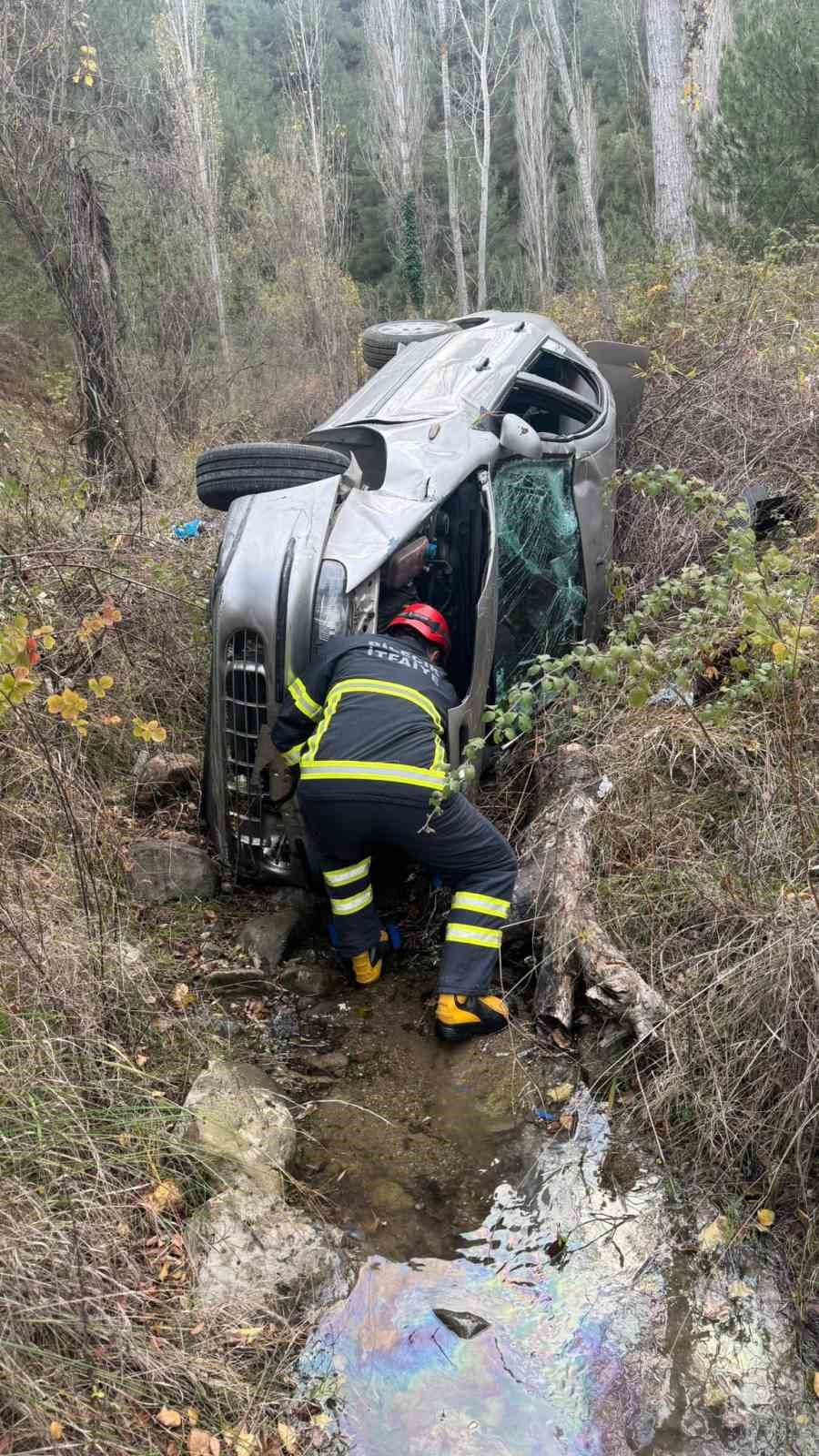 Uçurumdan yuvarlanan araçtan burnu bile kanamadan çıktı
