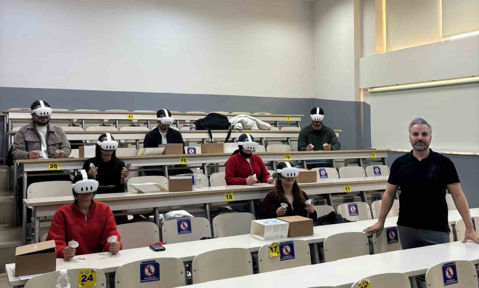 ADÜ’de öğrenciler dersleri sanal gerçeklik destekli işliyor