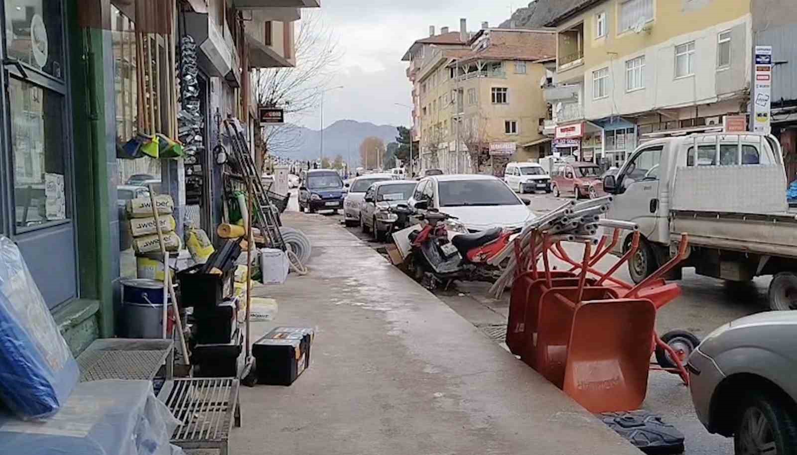Çorum’da akılalmaz olay: Eline ne geçtiyse yola fırlattı