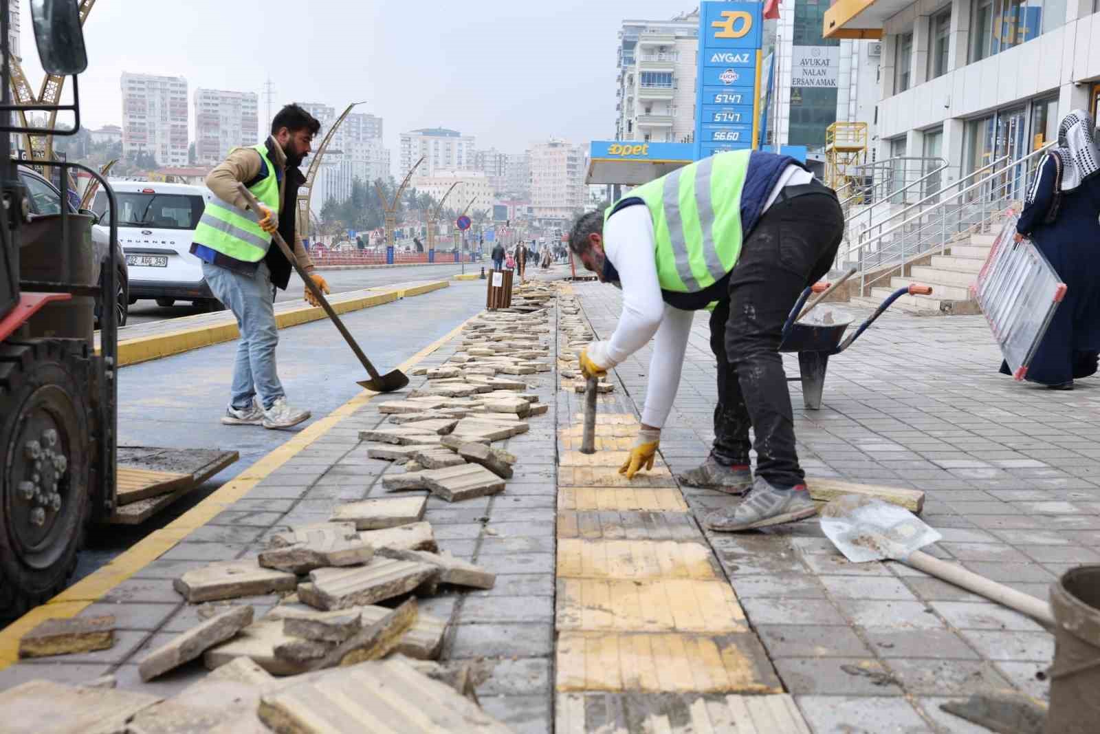 Mardin Büyükşehir Belediyesi şehirdeki engelli yollarını yeniliyor