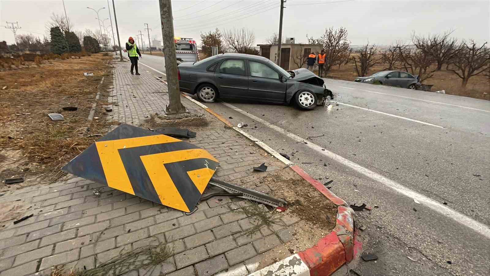 Karaman’da otomobiller çarpıştı: 2 yaralı