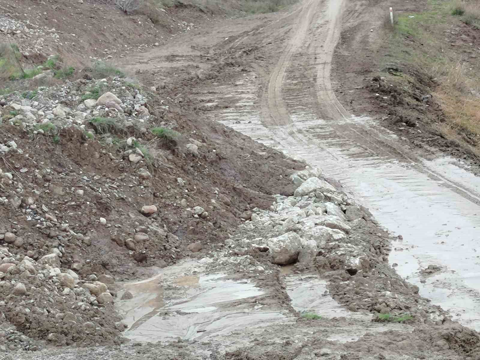 Beypazarı-Adaören yolu heyelan nedeniyle trafiğe kapatıldı