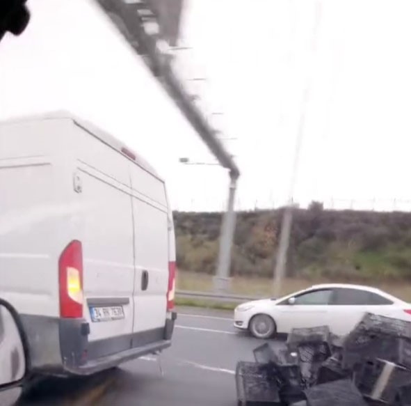 Sultangazi’de bu kadarına da "pes" dedirten görüntü: Aracın arkasına bağladığı onlarca kasayla böyle yol aldı