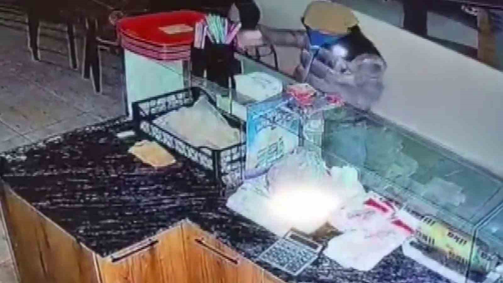 Sadaka kutusu ve nakit para çalan şahıslar kameraya yakalandı