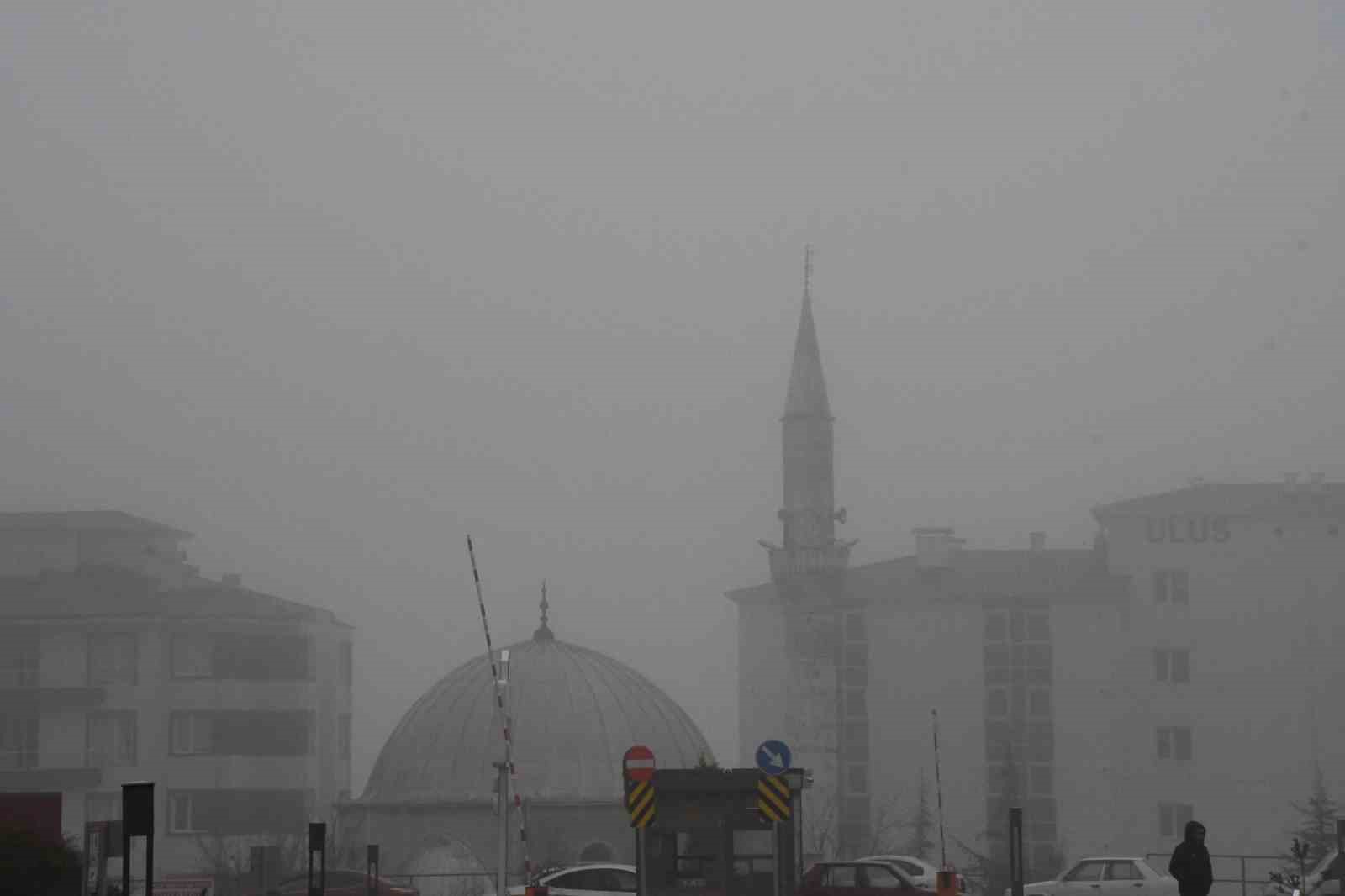 Yozgat’ta sis etkili oldu, görüş mesafesi düştü
