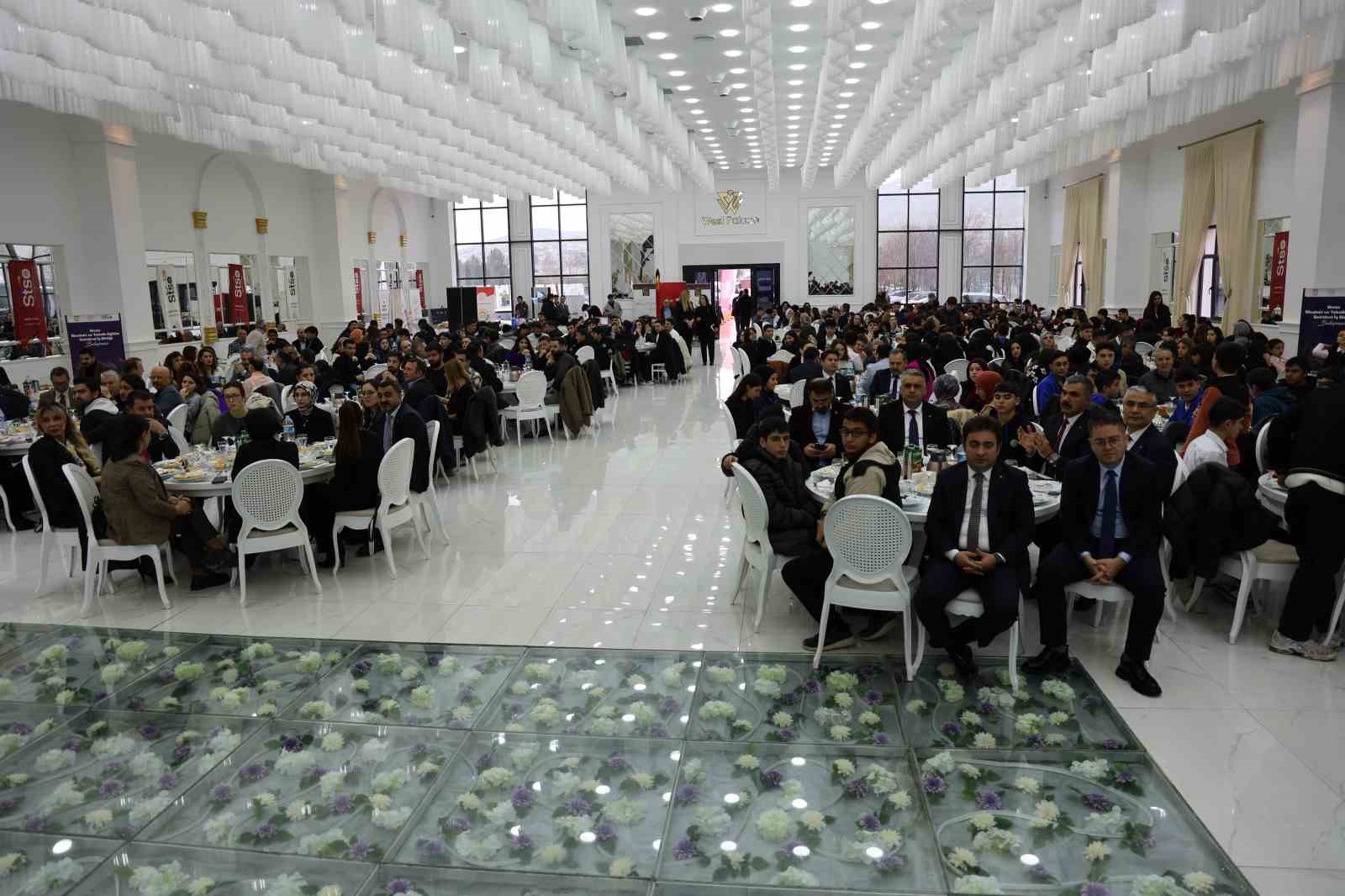 Sivas’ta öğrenciler, meslek sektörleri temsilcileri ile buluştu