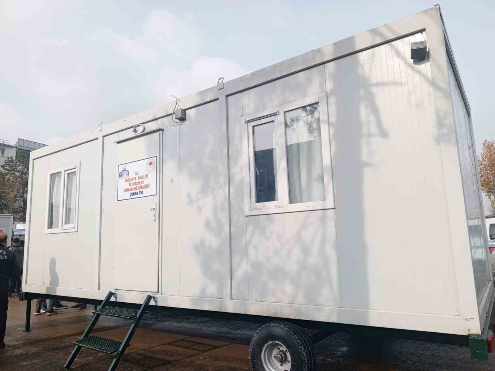 Malatya’da yetiştiricilere çoban evi, akıllı yemlik desteği