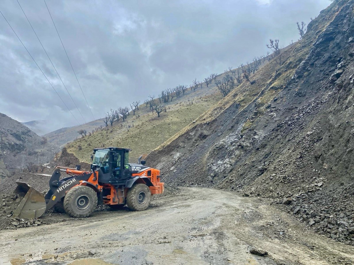 Batman’da şiddetli yağışlarla birlikte bazı köy ve mezra yolları ulaşıma kapandı