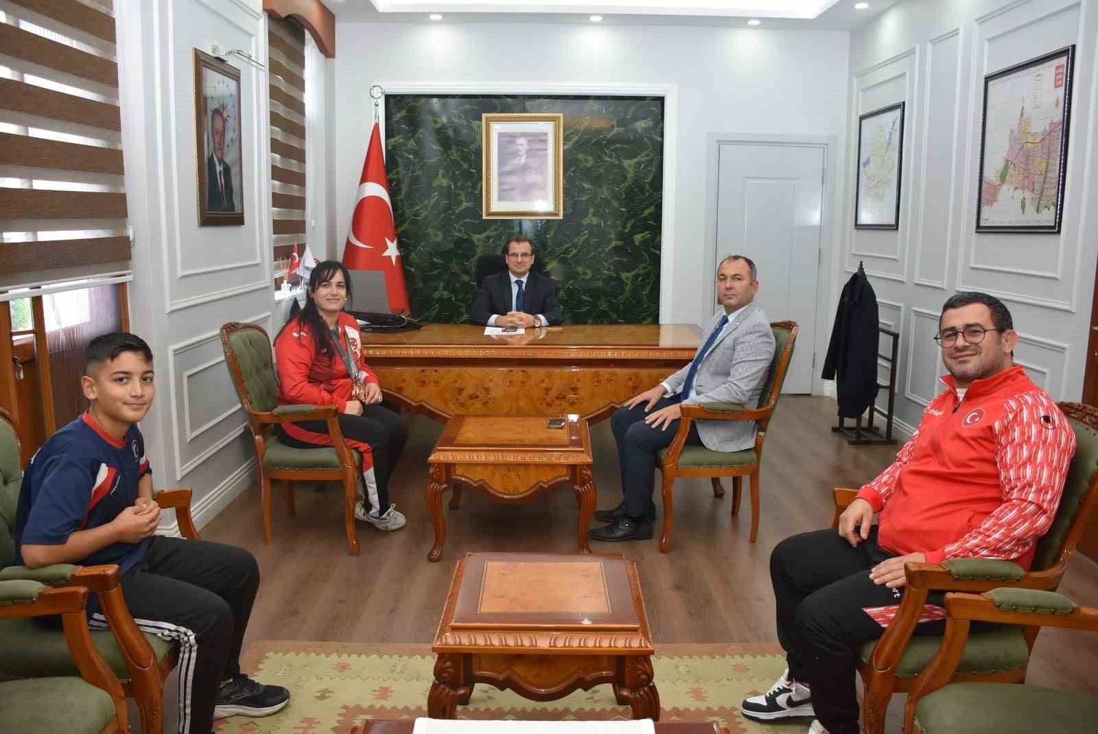 Olimpiyat madalyalı judocuya Kaymakam Güldoğan’dan plaket