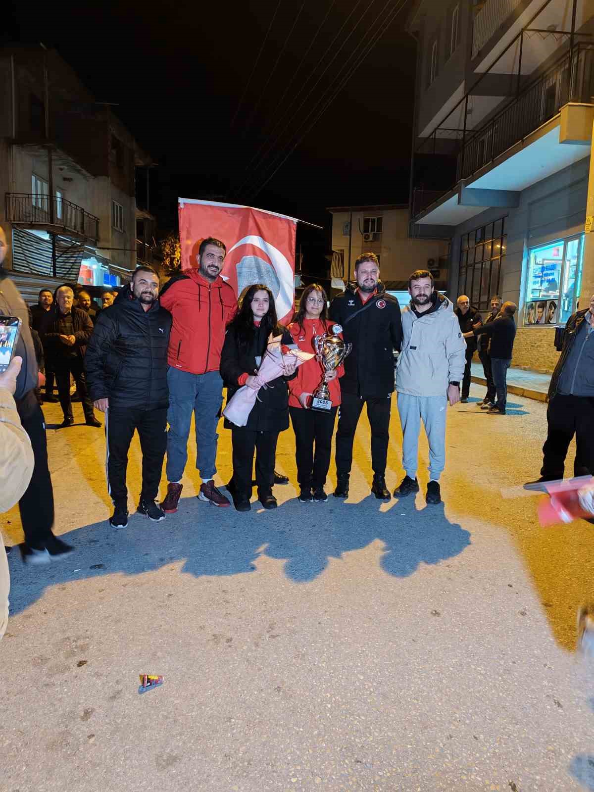 Dünya şampiyonu Zehra’yı mahalle sakinleri törenle karşıladı