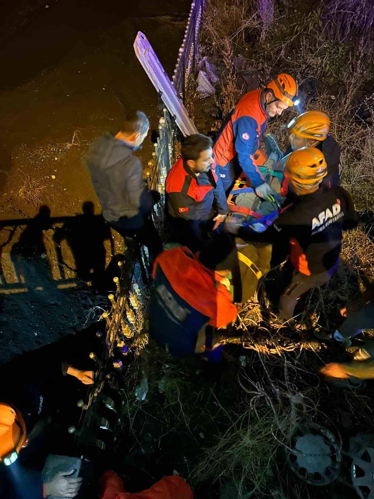 Ağrı’da köprüden düşen kişi ekiplerin hızlı müdahalesiyle kurtarıldı