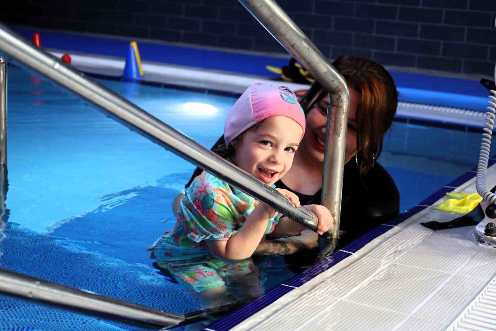 Serebral palsili Duru’nun tedavisi suyun gücüyle destekleniyor