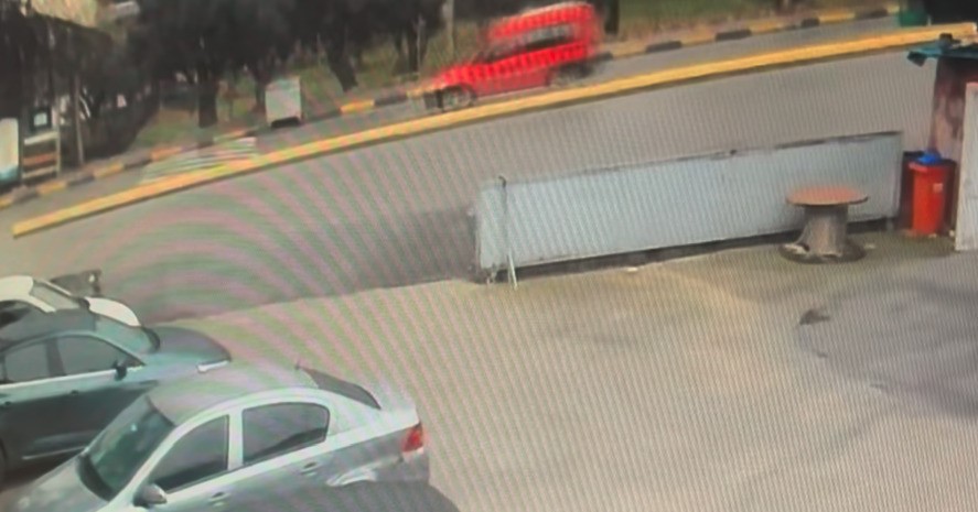 Sürücüsüz hareket eden araç durağa çarptı