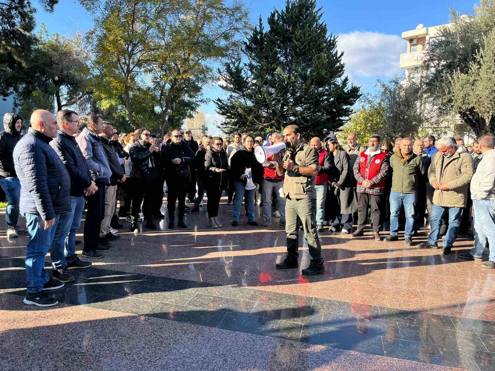 Buca’da işçiler ikinci günde de eylemde: Ekim maaşları ve TİS farkları bekleniyor
