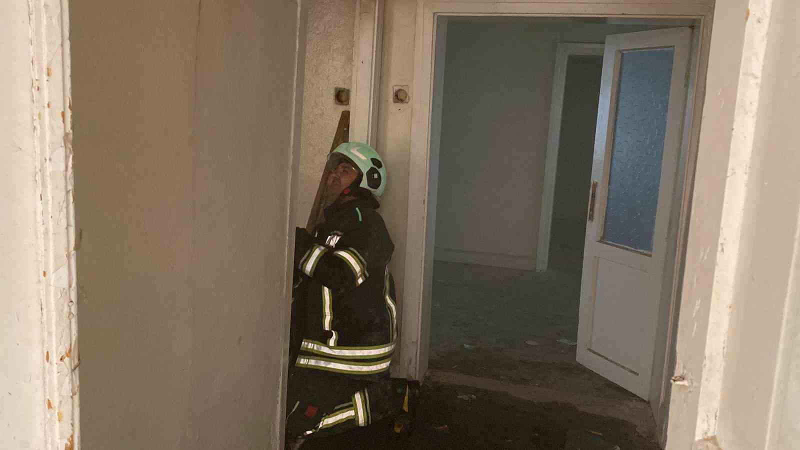 Elazığ’da metruk binada yangın