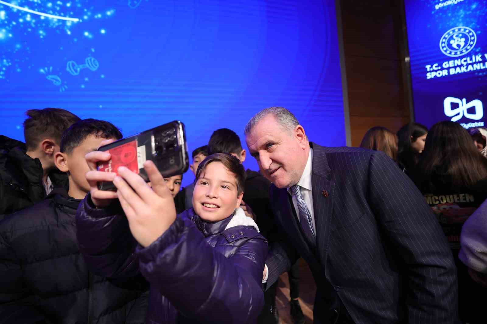 Bakan Bak şampiyon sporcuların anneleri ile bir araya geldi