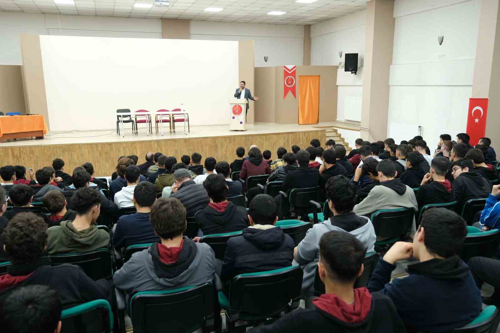 Fakirullahoğlu’ndan 15 Temmuz Şehitleri Anadolu İHL’de konferans