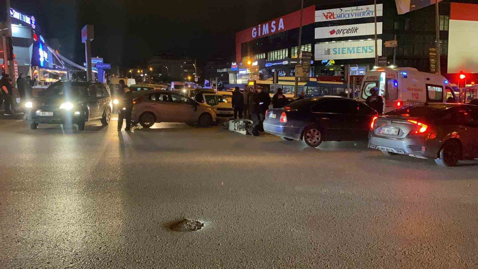 Işık ihlali yapan otomobil, iki motosiklete çarptı: 2 yaralı
