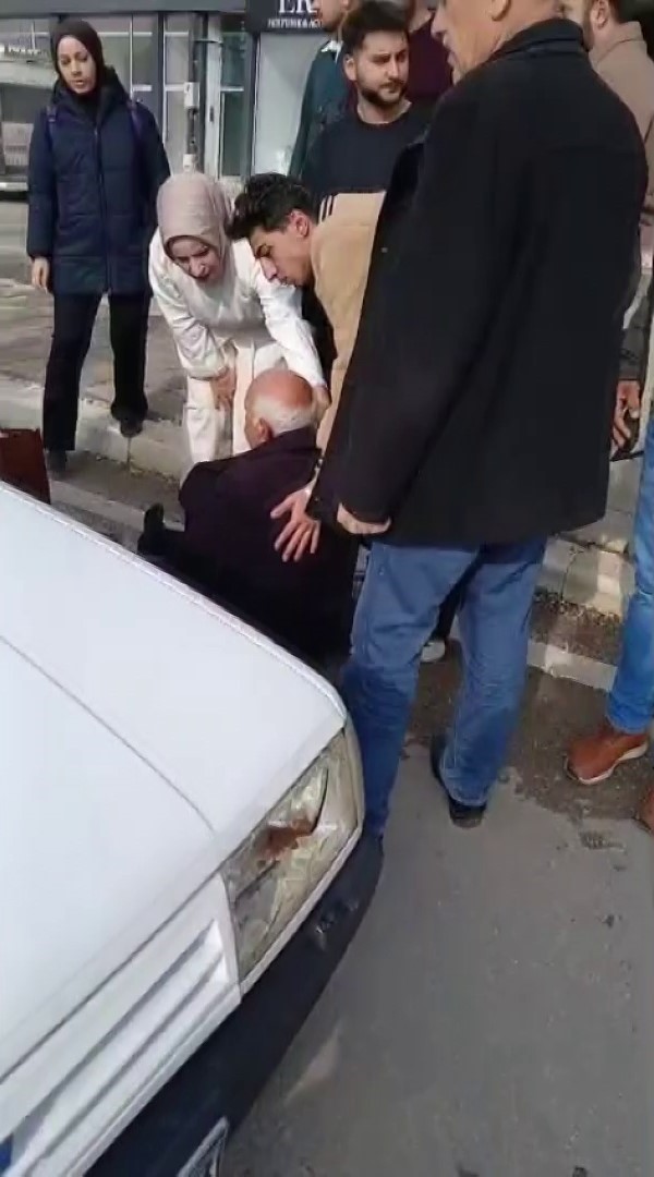 Elazığ&rsquo;da otomobilin &ccedil;arptığı yaşlı adam yaralandı
