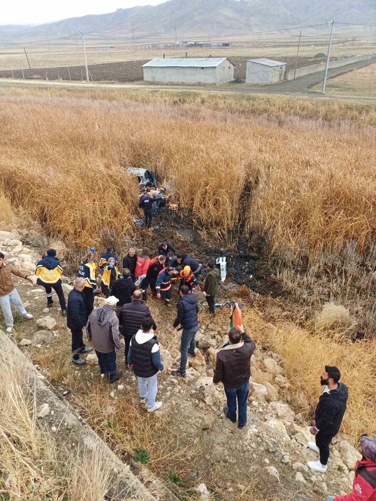 Van’da araç bataklığa uçtu: 5 yaralı