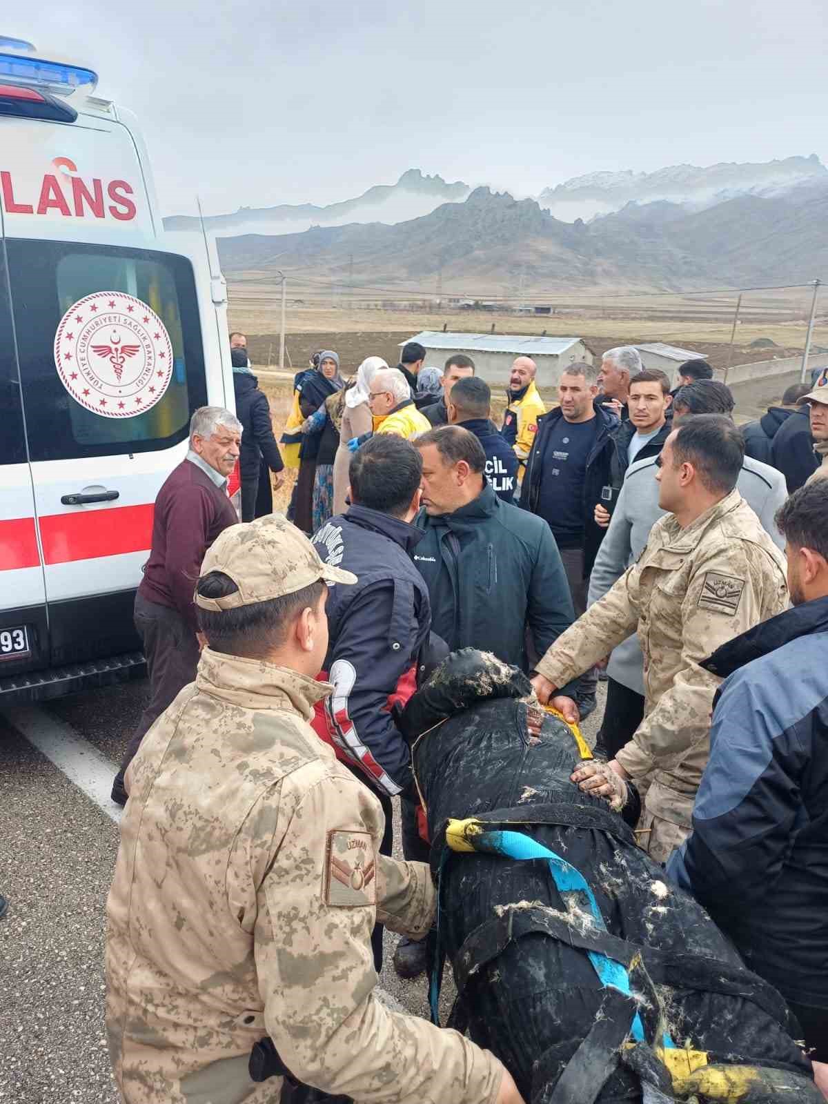 Van’da araç bataklığa uçtu: 5 yaralı