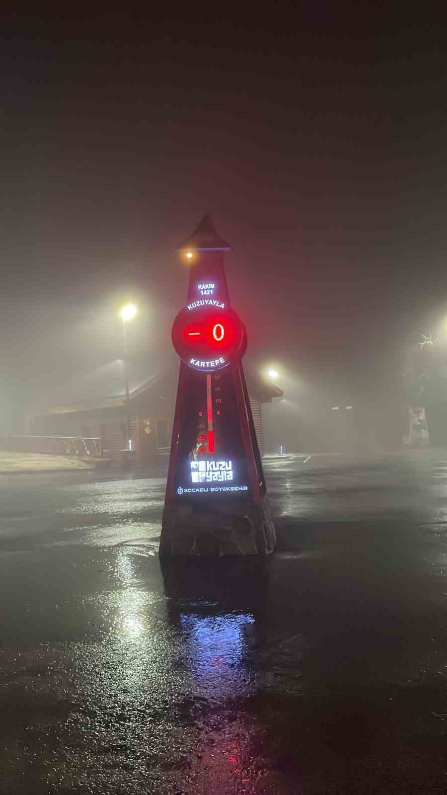 Kış turizmiyle &uuml;nl&uuml; Kartepe Kuzuyayla&rsquo;ya kar yağdı
