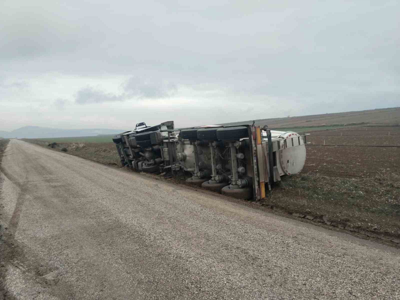 &Ccedil;orum&rsquo;da yoldan &ccedil;ıkan tanker yan yattı: 1 yaralı
