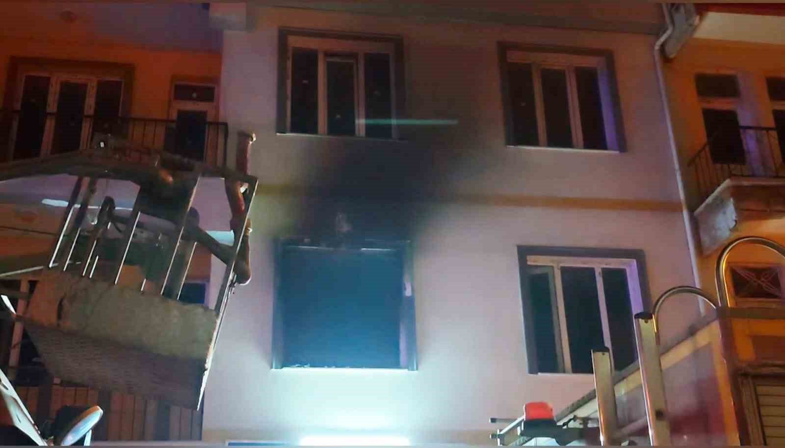 Aksaray&rsquo;da apartmanda &ccedil;ıkan yangın ekiplerce s&ouml;nd&uuml;r&uuml;ld&uuml;
